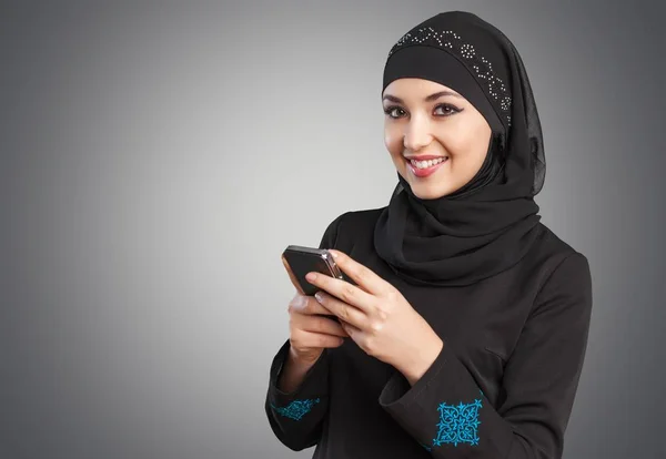 Muslimische Frau mit Handy — Stockfoto