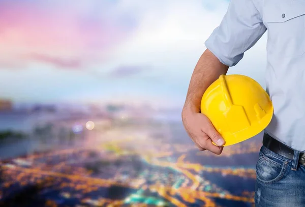 Hombre Trabajador Con Casco Sobre Fondo Borroso — Foto de Stock