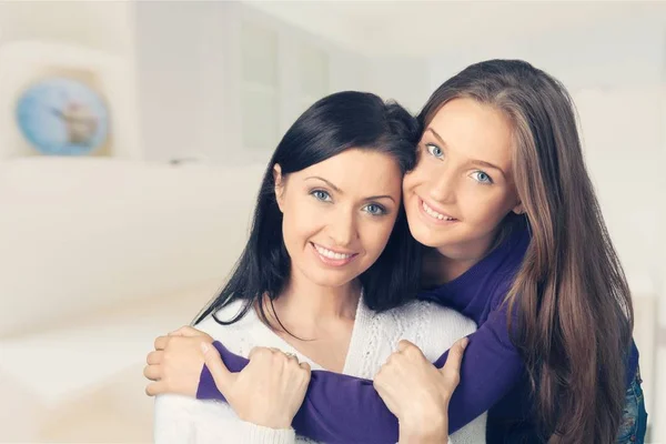 Teenager Girl Her Mother Smiling Photo Billiondigital — Stock Photo, Image