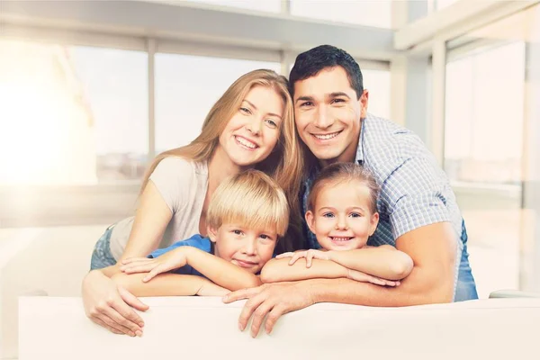 Gelukkig Gezin Van Vier Glimlachend Camera — Stockfoto