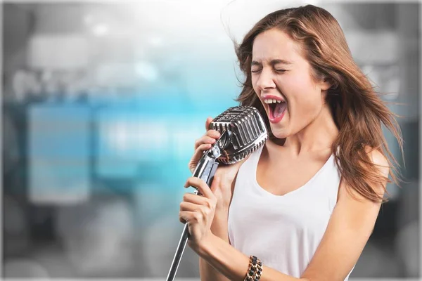 Mujer joven cantando — Foto de Stock