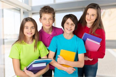 Kampüsteki bir grup okul çocuğu 
