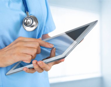 Doktor dijital tablet, yakın çekim yakın çekim görünümünü kullanma 