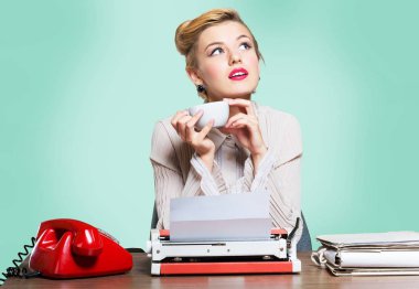 kahve ve vintage daktilo kadın ile 