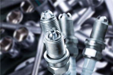 Arabalar mumlar otomatik kamyon closeup kıvılcım sparkplug yakıt