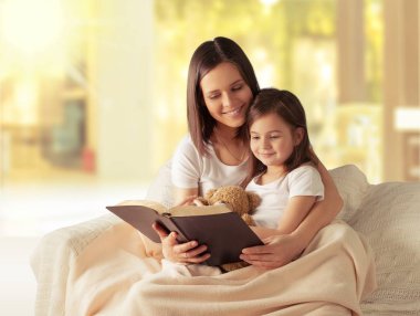Annem okuma kitabı ile tatlı küçük kız