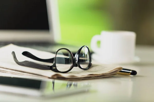 Lugar de trabajo moderno con portátil — Foto de Stock