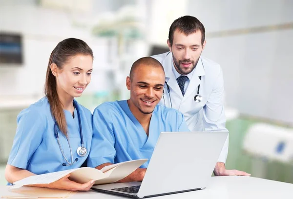 Equipe de médicos falando expertise — Fotografia de Stock