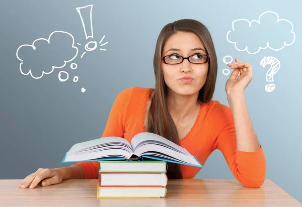 Sorridente Studentessa Con Libri Biblioteca — Foto Stock