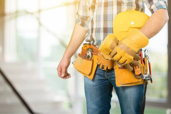 Jugendlicher Arbeiter Mit Werkzeuggurt Und Helm — Stockfoto