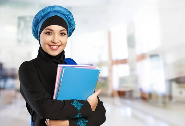 Wanita Muslim muda dengan buku catatan — Stok Foto