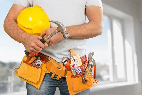 Joven Trabajador Con Cinturón Herramientas Casco — Foto de Stock