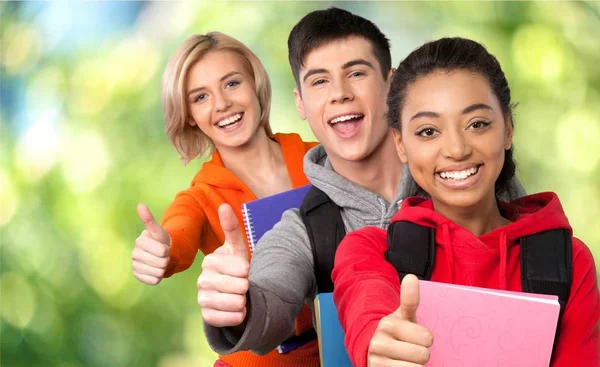 Grupo Estudantes Sorrindo Mostrando Polegares Para Cima Gesto — Fotografia de Stock