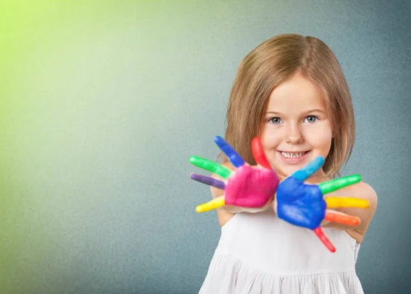 Menina Bonito Com Mãos Pintadas Coloridas Fundo Claro — Fotografia de Stock