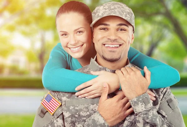 Soldado Sonriente Con Esposa Pie Sobre Fondo — Foto de Stock