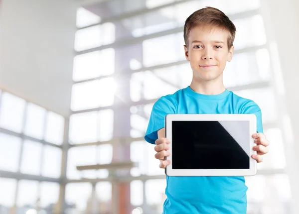 Niño de escuela sosteniendo tableta digital — Foto de Stock