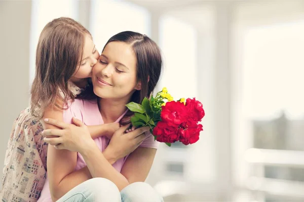 Madre e hija con flores —  Fotos de Stock