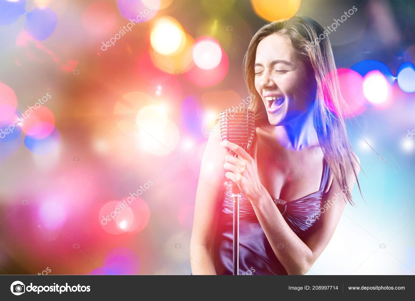 Караоке. Стоковое Фото ©billiondigital 208997714