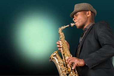 Saksafonla oynayan adam