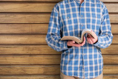  Kutsal İncil tutan adam görünümünü