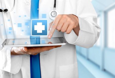 Doktor dijital tablet, yakın çekim görünümü kullanma 