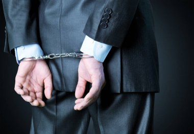 Adam arkadan kelepçeli