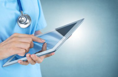 Doktor dijital tablet, yakın çekim yakın çekim görünümünü kullanma 