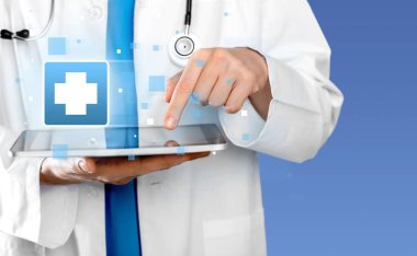 Doktor dijital tablet, yakın çekim yakın çekim görünümünü kullanma 