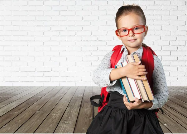Kleines Schulmädchen mit Büchern — Stockfoto