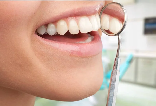 Zęby i lustrem usta dentysta — Zdjęcie stockowe