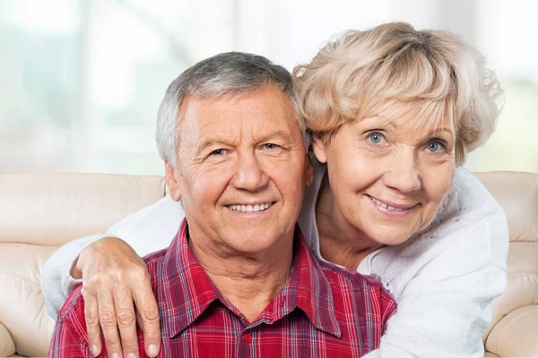 Heureux Couple Personnes Âgées Souriant Sur Fond Clair — Photo