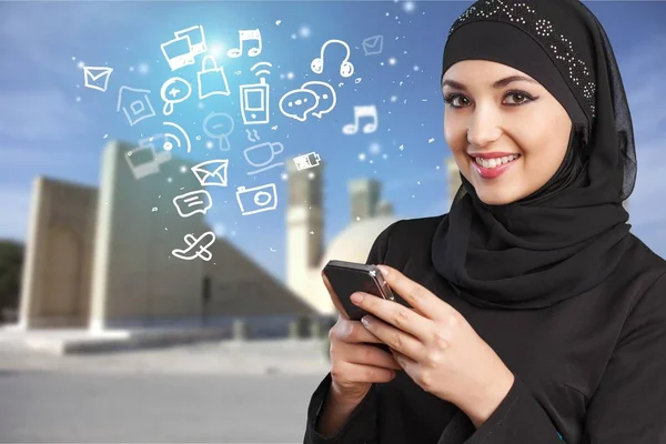 Wanita Arab menggunakan smartphone . — Stok Foto