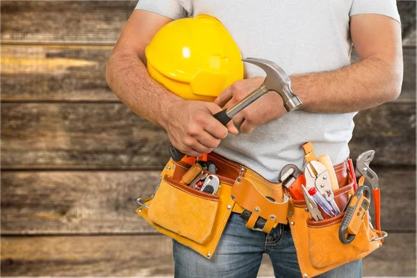 Joven Trabajador Con Cinturón Herramientas Casco — Foto de Stock