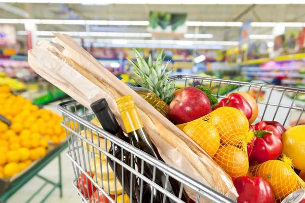 购物车与杂货店的食品商店 — 图库照片