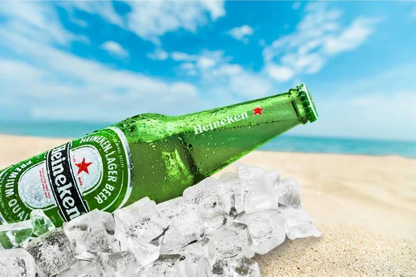 Heineken Piwo na tle — Zdjęcie stockowe