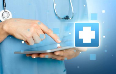 Doktor dijital tablet, yakın çekim görünümü kullanma 