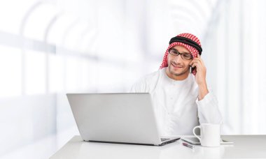 dizüstü bilgisayar ile büyüleyici işadamı