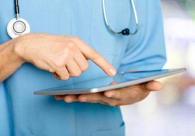 Doktor dijital tablet, yakın çekim görünümü kullanma 