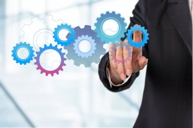 İşadamı el dokunmak yeni teknoloji dişli.