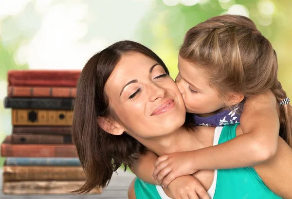 Mutter Und Tochter Umarmen Sich Isoliert — Stockfoto