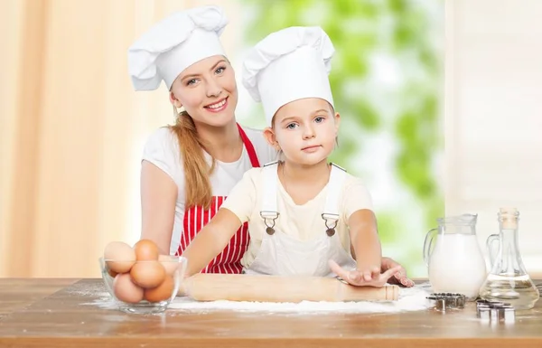 Vrouw en kind koken. — Stockfoto