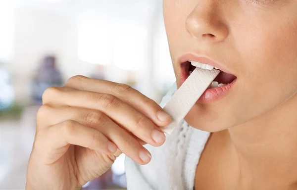 Guma Żucia Jedzenie Kobieta Ludzki Zęby Osób Biały Część — Zdjęcie stockowe