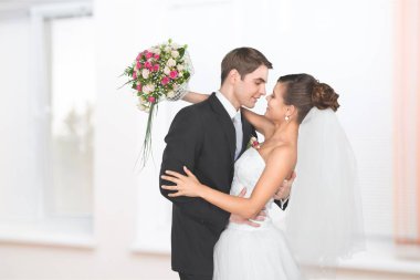 kucaklayan genç düğün çift portre