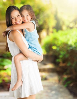 Anne ve Kız Sarılıyor  