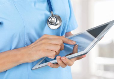 Doktor dijital tablet, yakın çekim yakın çekim görünümünü kullanma 