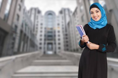 Not Defterleri olan Arap kadın 