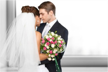 kucaklayan genç düğün çift portre