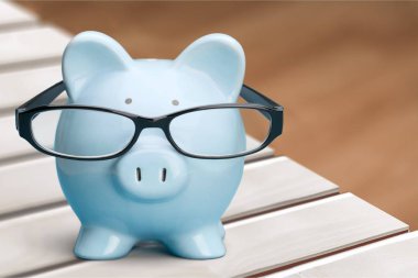 Kumbara ahşap arka plan üzerinde izole gözlük