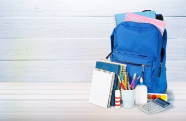 Ahşap masa üzerinde okul sırt çantası ile ileti örneği