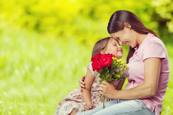 Ibu dan anak dengan bunga — Stok Foto